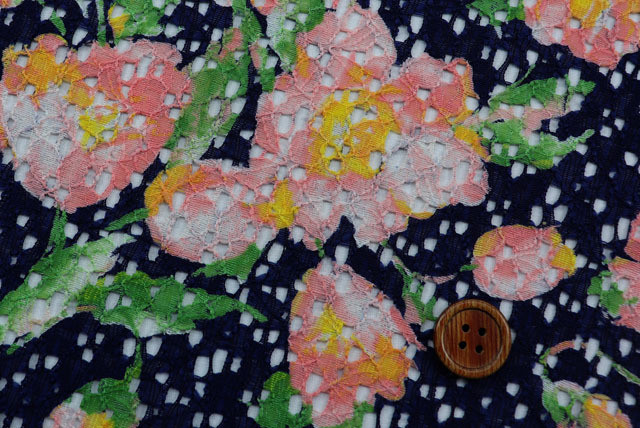 ラッセルレースプリント生地（ニット生地ではありません）　花柄　紺地×グリーン・ピンク他　【50cm単位】　(la696)