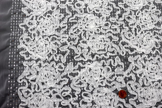 スパンコールとリボンレース生地　白　【50cm単位】　(la733)