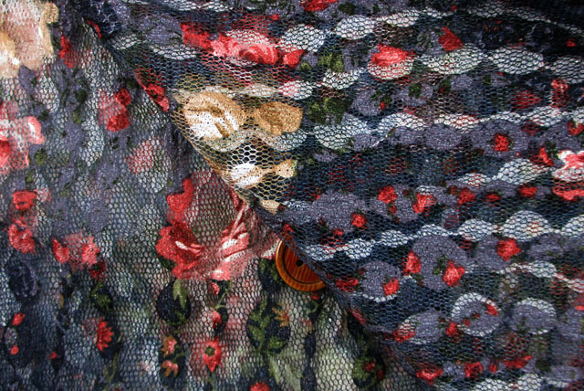 ながれ水玉チュールレース生地　薔薇柄　紺地×赤・グレイ他【50cm単位】(la802)