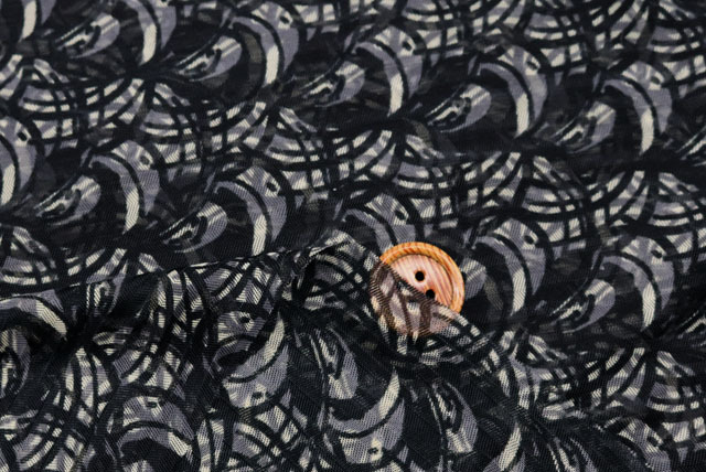 ドビーニットプリント生地　幾何柄　黒・グレイ【50cm販売】（p2040）