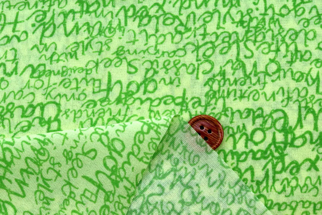 パワーネットプリント生地　英字柄　黄緑地×緑【50cm販売】（p2042）