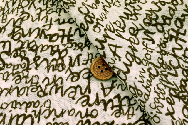 パワーネットプリント生地　英字柄　オフ白地×こげ茶【50cm販売】（p2043）