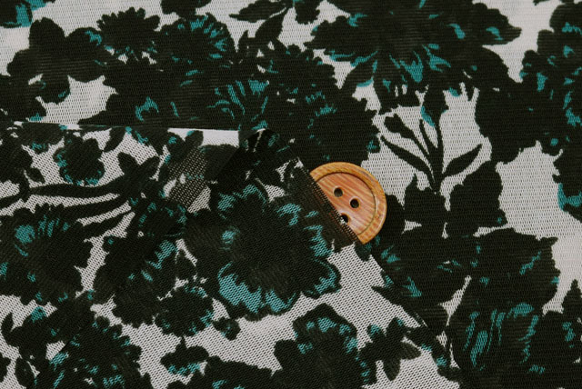 パワーネットプリント生地　花柄　オフベージュ地【50cm販売】（p2048）