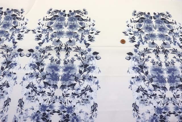 グログランパネルプリント服地 花柄 オフ白地×紺系