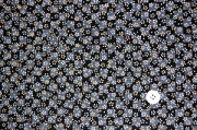 ちりめん友禅 可愛い小桜の和風生地 レーヨンちりめん生地 黒色　約７０ｃｍ×約５０ｃｍカット　(0647-68)