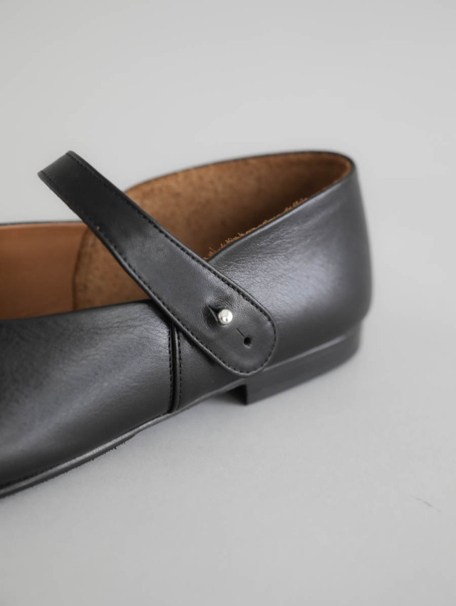 AUTTAA アウッタ｜アンクルストラップパンプス（ブラック）