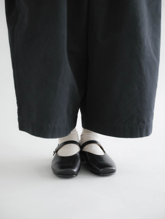 AUTTAA アウッタ｜アンクルストラップパンプス（ブラック）