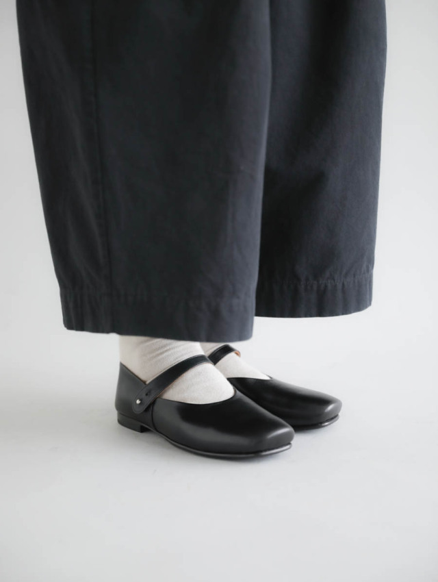 AUTTAA アウッタ｜アンクルストラップパンプス（ブラック）