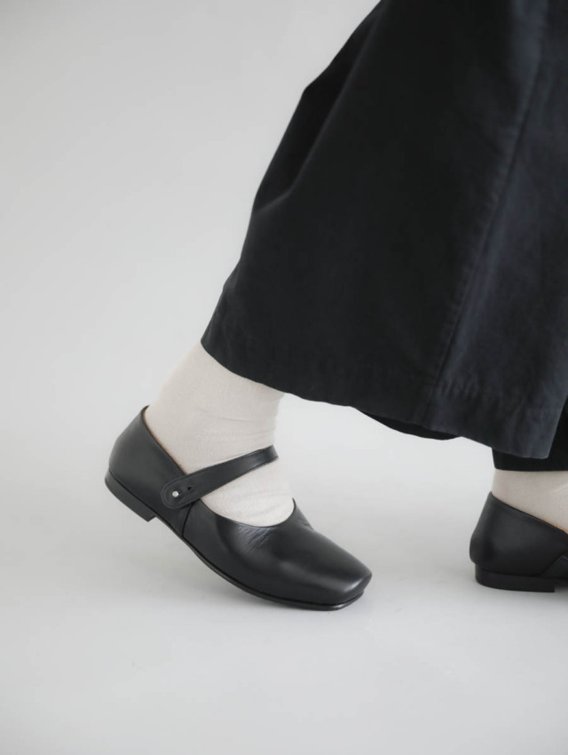 AUTTAA アウッタ｜アンクルストラップパンプス（ブラック）