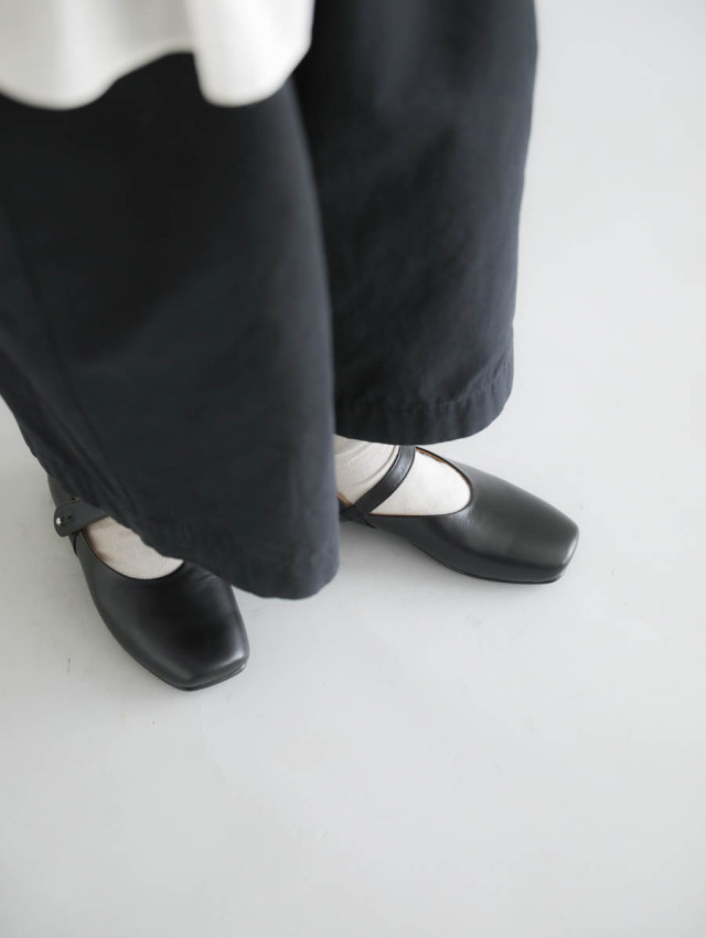 AUTTAA アウッタ｜アンクルストラップパンプス（ブラック）