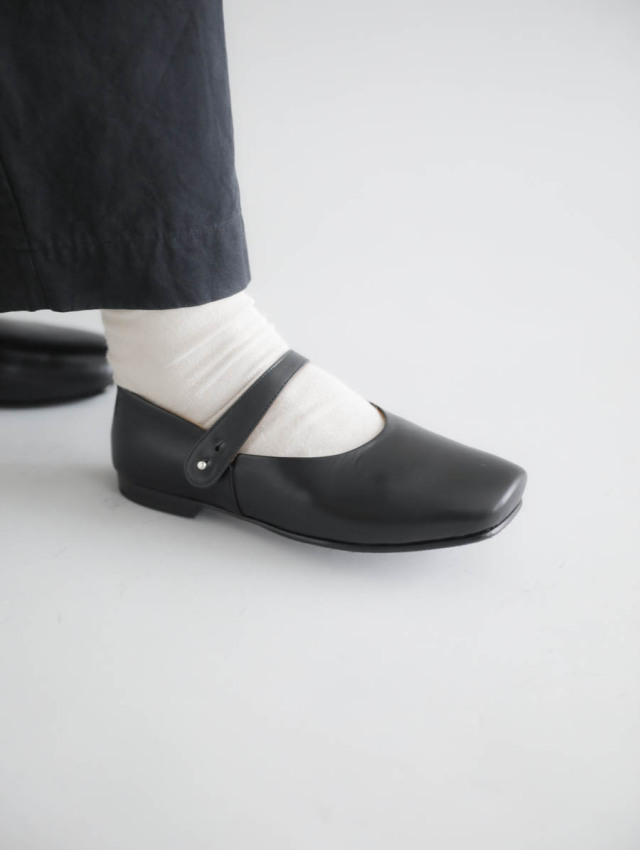 AUTTAA アウッタ｜アンクルストラップパンプス（ブラック）