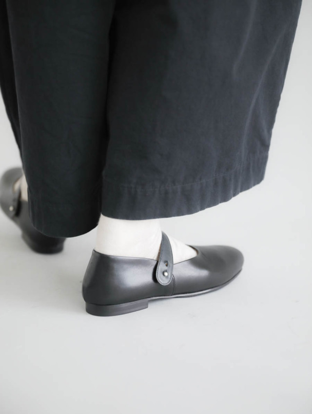 AUTTAA アウッタ｜アンクルストラップパンプス（ブラック）