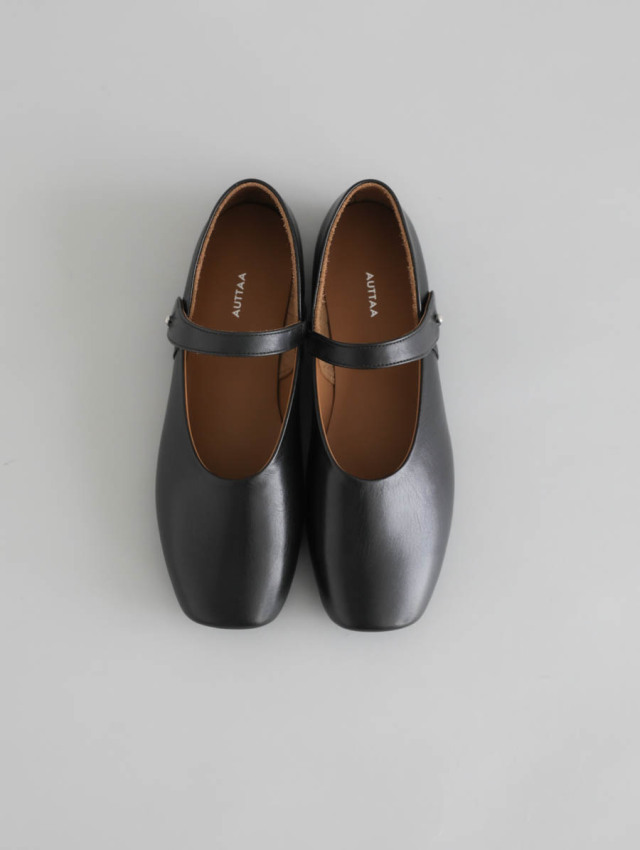 AUTTAA アウッタ｜アンクルストラップパンプス（ブラック）