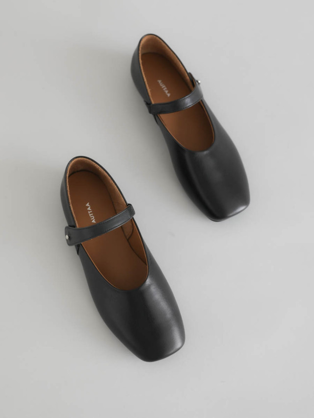 AUTTAA アウッタ｜アンクルストラップパンプス（ブラック）