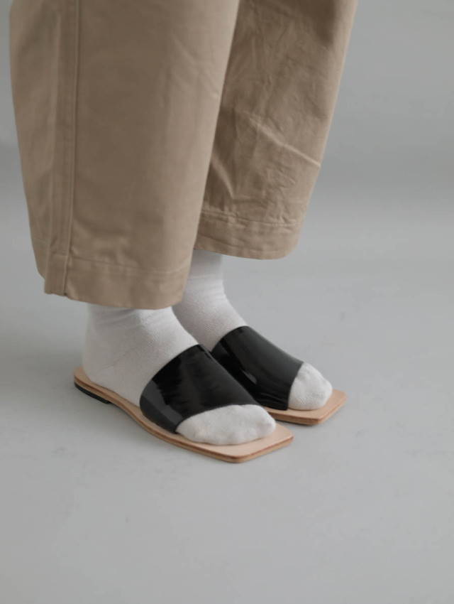 _Fot フォートpatent sandals _Fot / patent sandals – Fuligo / Fuligoshed