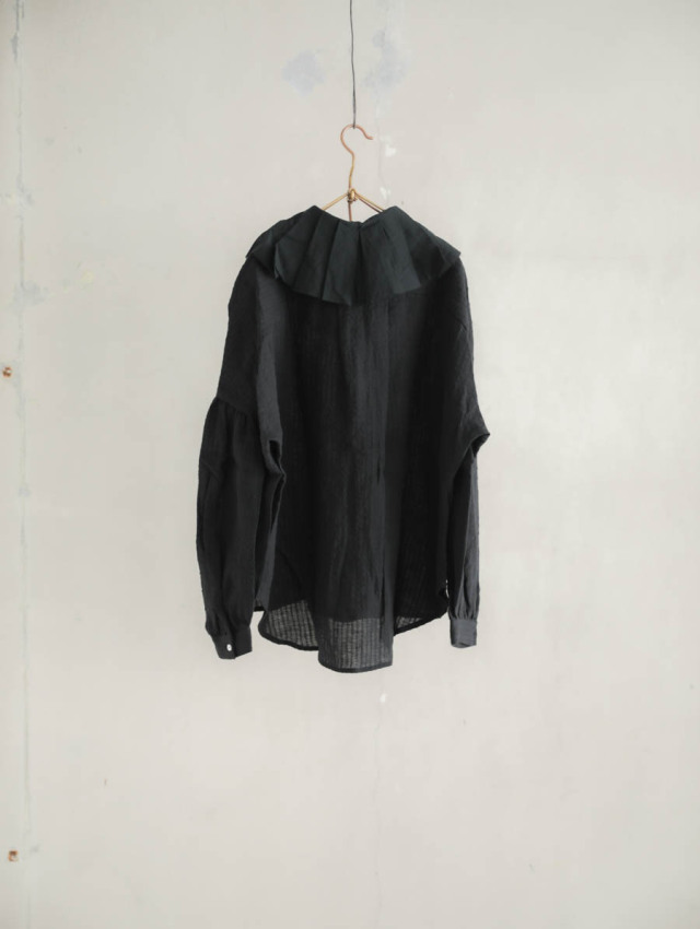 MAGALI マガリ｜ストライプリネンアンティークカラーブラウス（ブラック）