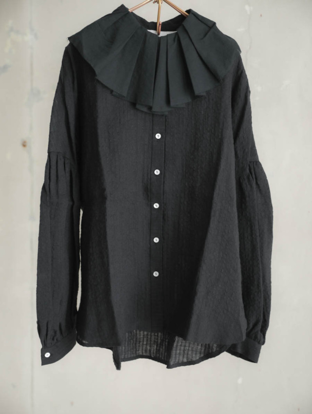 MAGALI マガリ｜ストライプリネンアンティークカラーブラウス（ブラック）