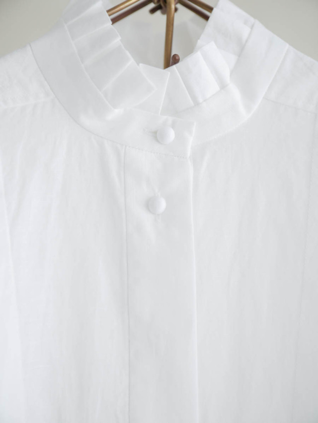 MAGALI マガリ｜コットンリネンシャンブレーラッフルカラーブラウス