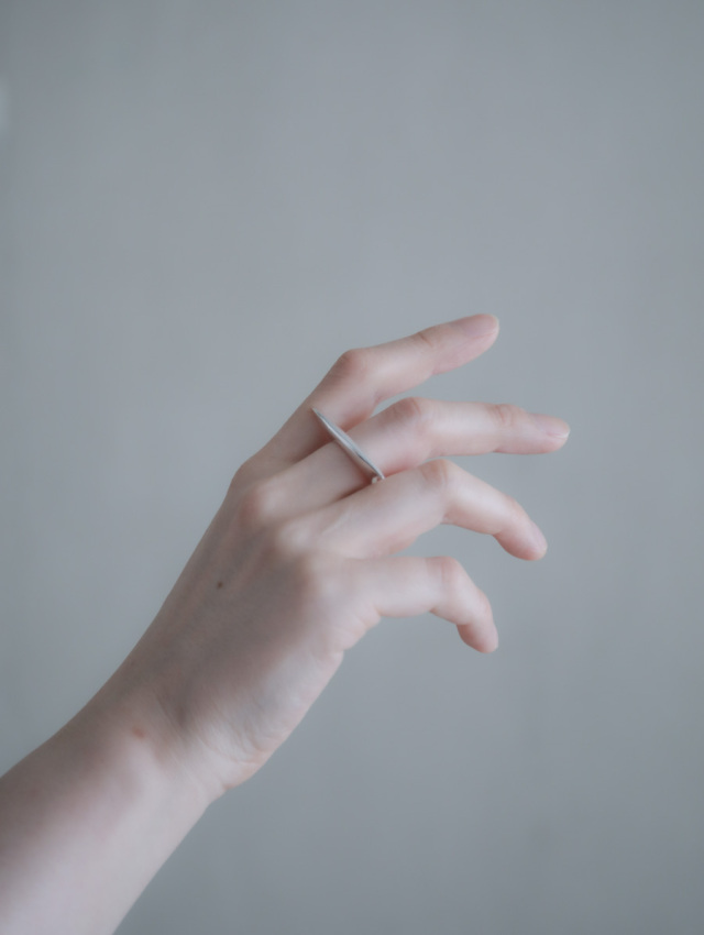 neutral ニュートラル｜膨らむ尖った線のリング