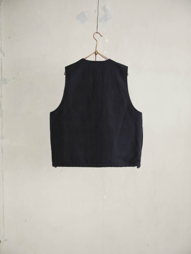 SACUCA サクカ｜コットンウールリネン中綿Vネックベスト（ブラック）