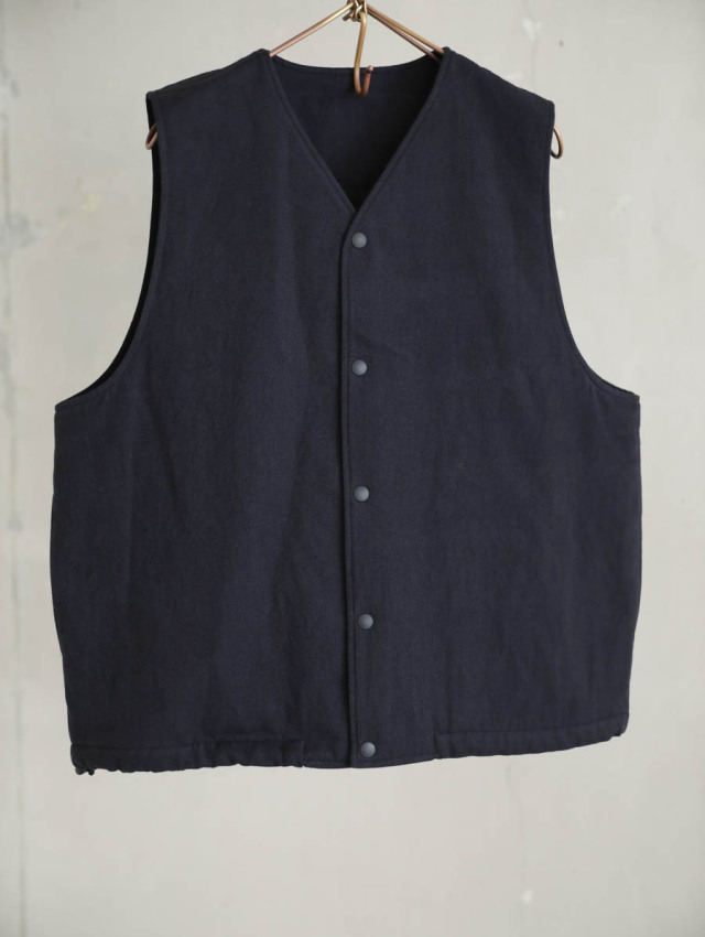 SACUCA サクカ｜コットンウールリネン中綿Vネックベスト（ブラック）