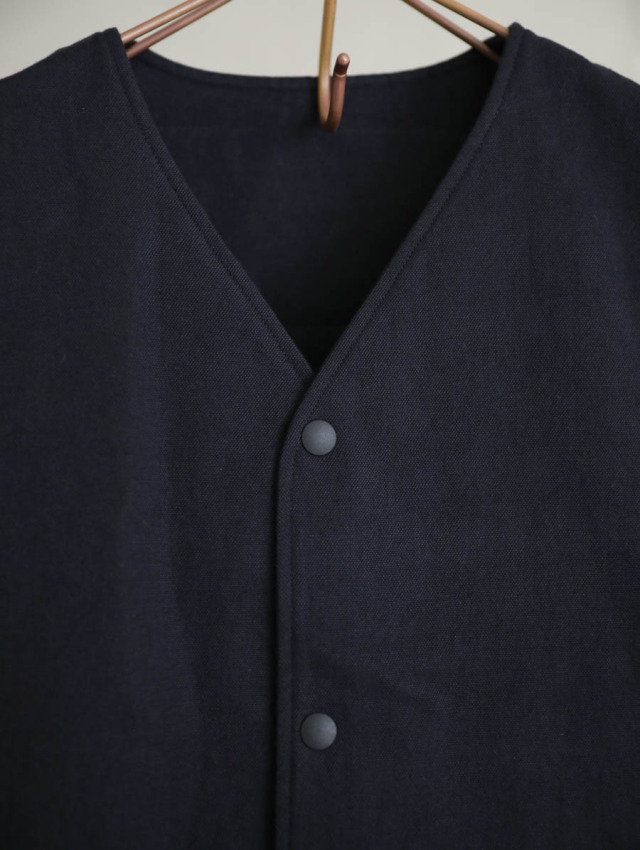 SACUCA サクカ｜コットンウールリネン中綿Vネックベスト（ブラック）