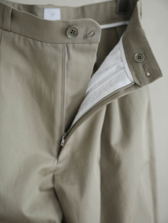 SP エシュペー｜オーガニックコットンチノスラックス（ライトカーキ）