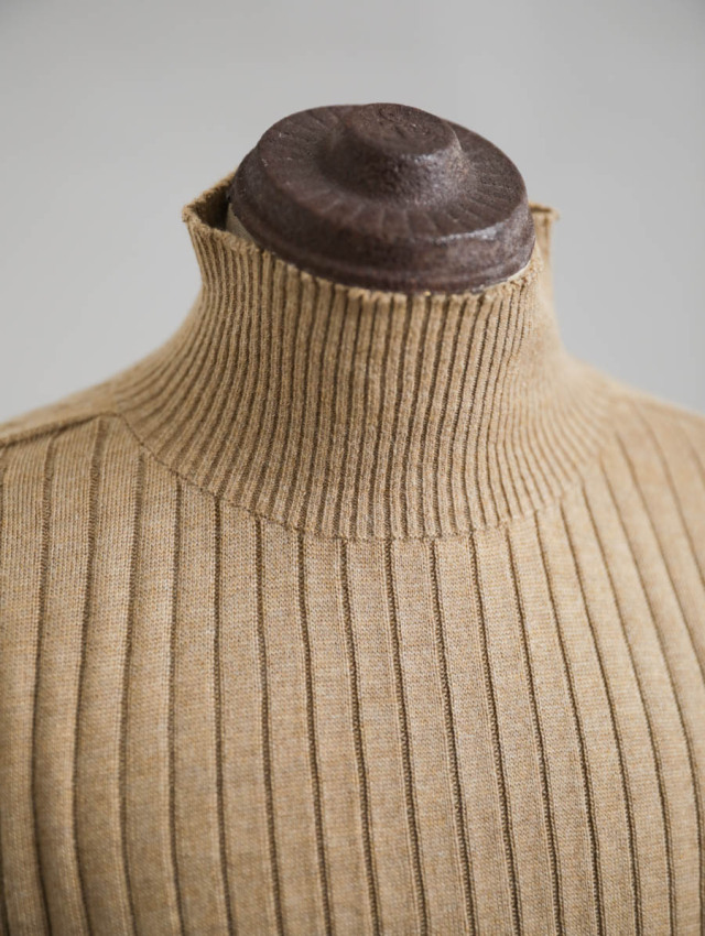 SUSURI ススリ｜ポエータハイネックセーター