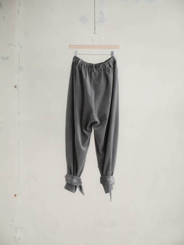 試着のみ 新品 TENNE HANDCRAFTED MODERN リボンパンツ TENNE HANDCRAFTED MODERN / velour ribbon pants（GRAY） | t a