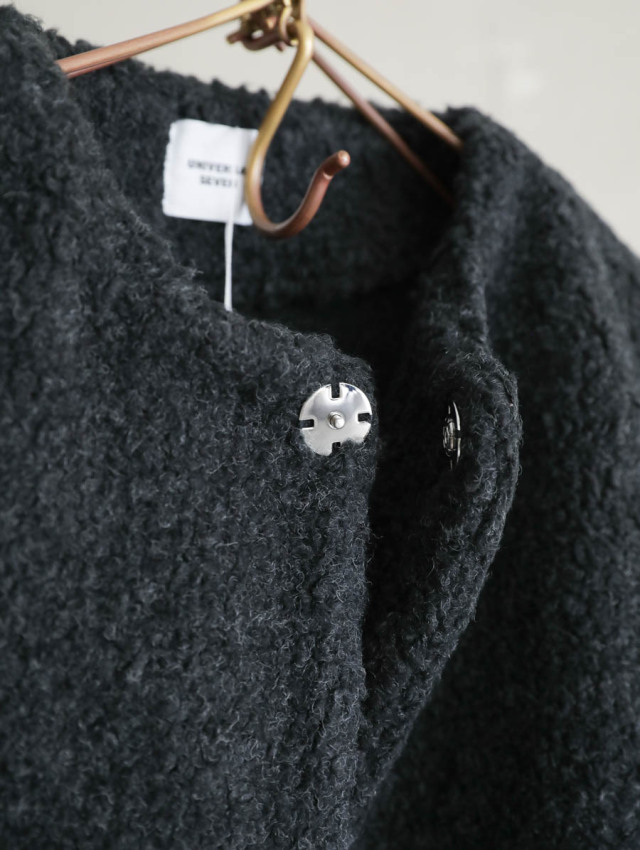 UNIVERSAL TISSU ボア素材 ブラック ノーカラーベスト