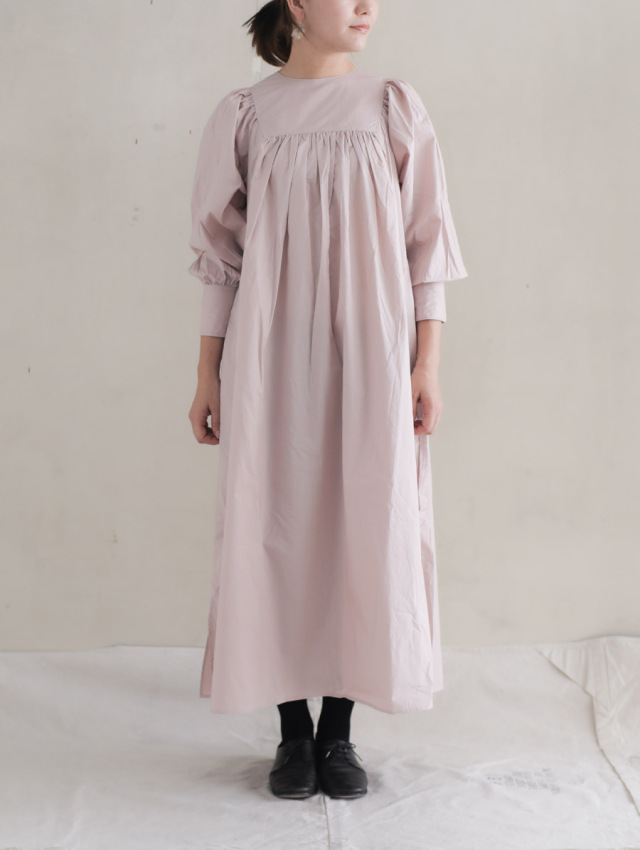 Universal Tissu ユニバーサルティシュ ナチュラルタイプライタークラシックギャザーワンピース スモーキーピンク