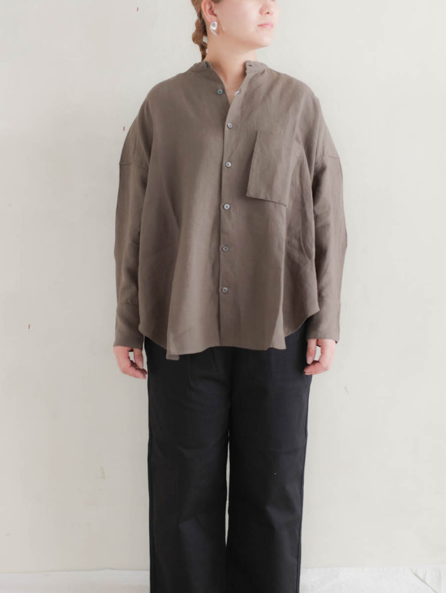 UNIVERSAL TISSU ユニヴァーサルティシュ / トリプルワッシャーリネンバンドカラーシャツ モカ UNIVERSAL TISSU ユニヴァーサルティシュ / トリプルワッシャーリネンバンドカラーシャツ モカ