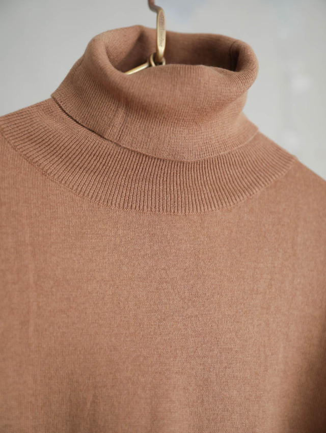 Veritecoeur ヴェリテクール｜5COL TURTLE NECK（キャメル）ST-149
