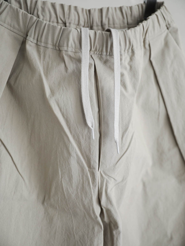 Veritecoeur ヴェリテクール｜C/Nタックパンツ KHAKI BEIGE