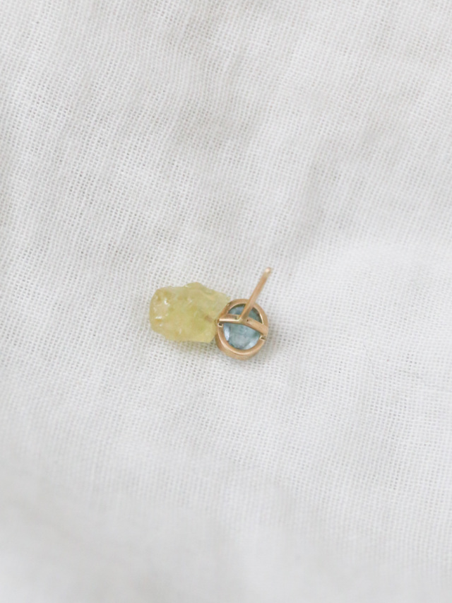yasuhide ono ヤスヒデオノ / 台座付きと原石のピアス 片耳 ナチュラル 
