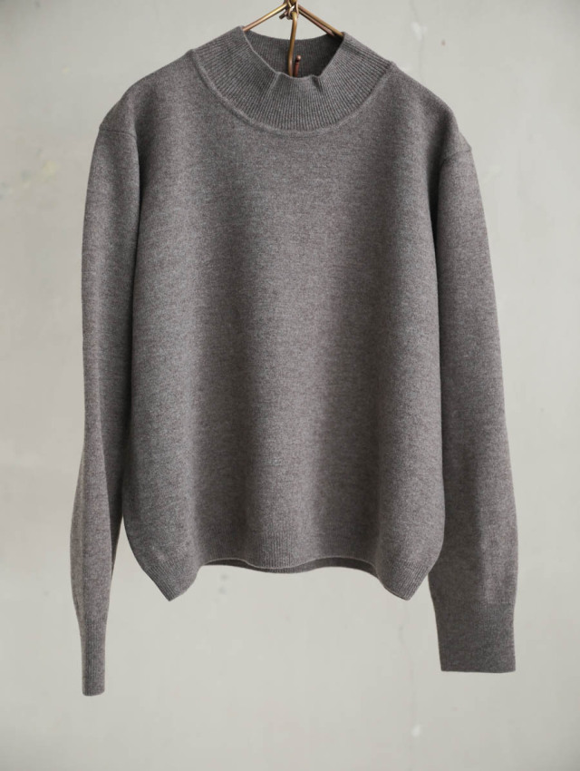 Yoli ヨリ｜モックネックニット（ブラウン）