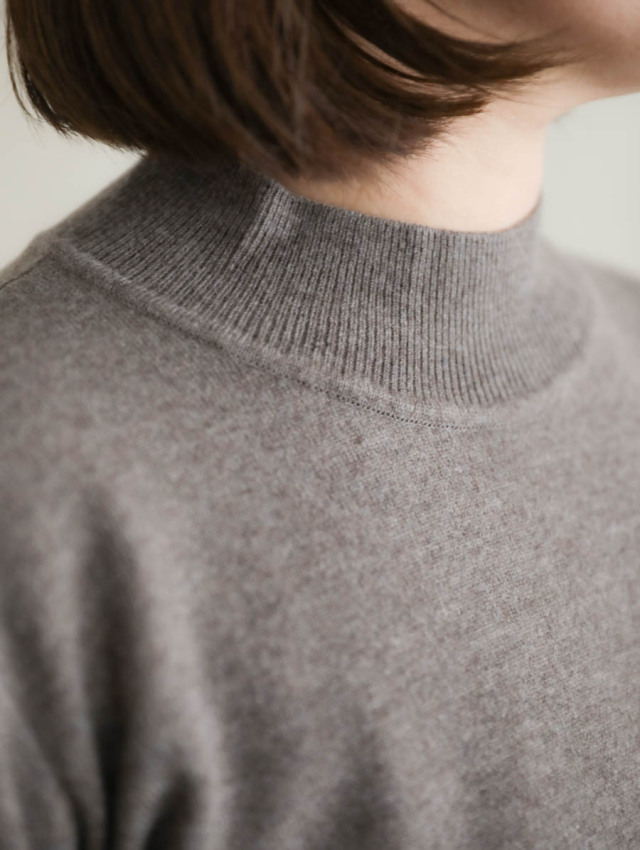 Yoli ヨリ｜モックネックニット（ブラウン）