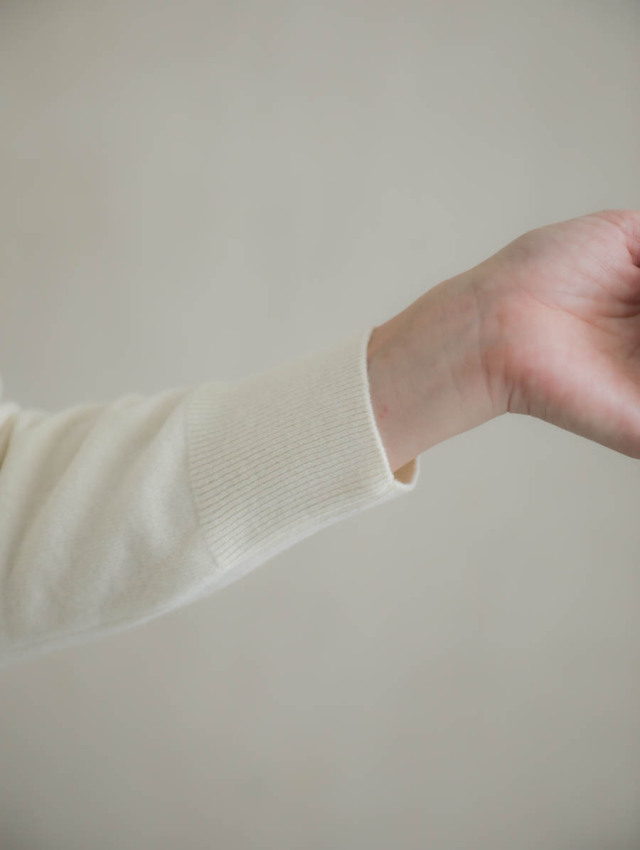 Yoli ヨリ　クルーネックニット（ホワイト） Yoli ヨリ｜クルーネックニット（ホワイト）Crewneck knit