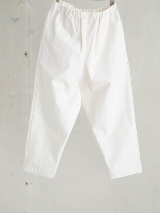 Yoli ヨリ / Cotton tapered pants オフホワイト