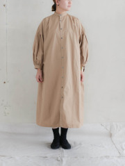 ユニヴァーサルティッシュ　白　フックボタン　ギャザーたっぷり　シャツ ユニヴァーサルティッシュ 白 フックボタン ギャザーたっぷり