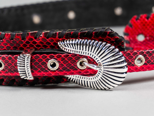 Dru Whitefeather レザー ギターストラップ Dru Whitefeather Q Red コンチョ大小交互 貝模様バックル（本革ギター
