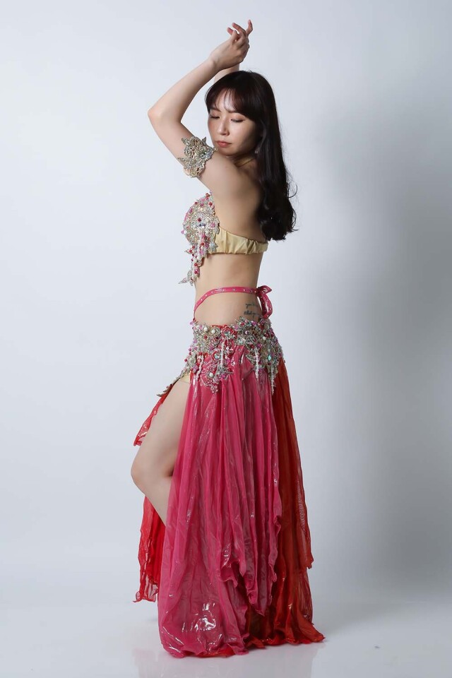 【美品✨】Amrレッドベリーダンス衣装 エジプトオーダーメイド　インナーパンツ付 美品】Amr 赤ベリーダンス衣装 エジプトオーダーメイド インナー