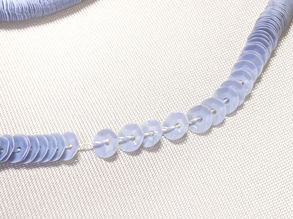 【糸通しスパンコール】 4mm亀甲　ポーセリン・ブルーグレイ