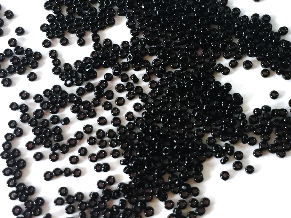 15/0 チェコ製シャーロットビーズ（ブラック）
