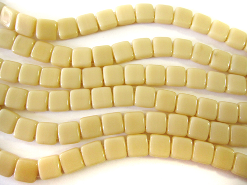 ★２ホール・タイルビーズ 6x6mm （Lt.ベージュ オペイク）