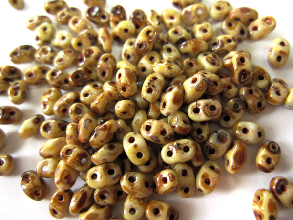 ミニデュオビーズ　2ｘ4ｍｍ　ダークトラバーチン/チョーク