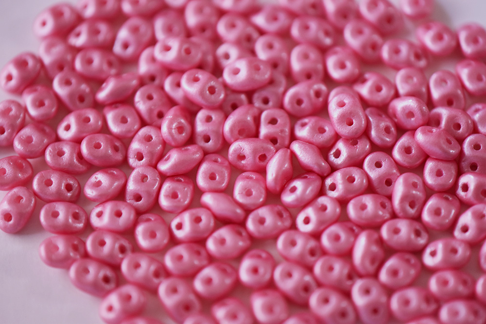 スーパーデュオビーズ　2.5x5mm （パステル ピンク）