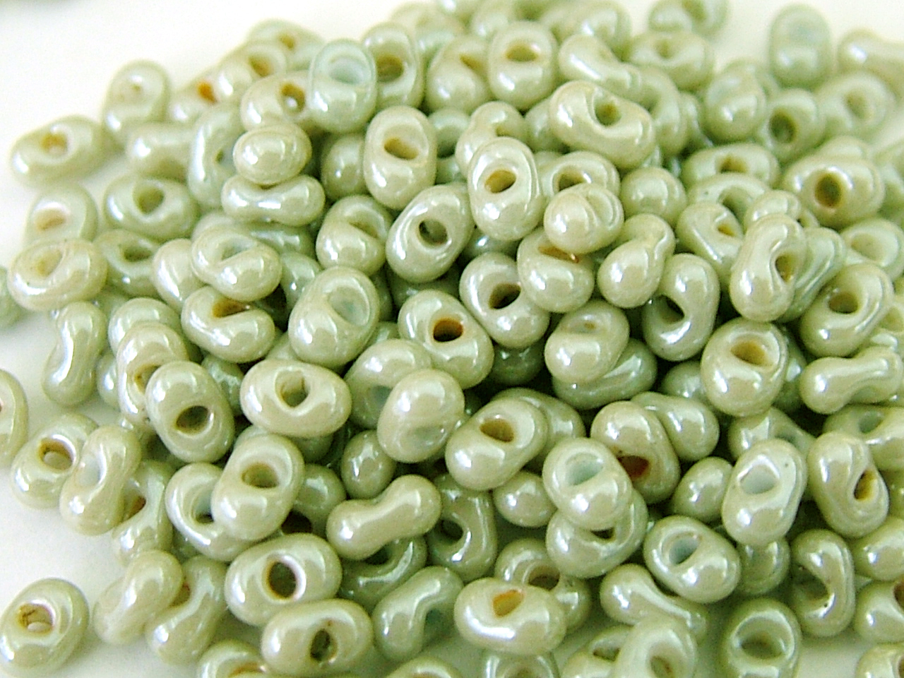 ファルファーレビーズ　2x4mm ドライグリーン