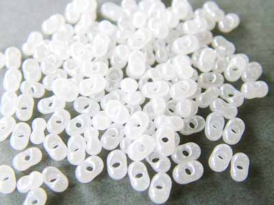 ファルファーレビーズ　2x4mm　ホワイト