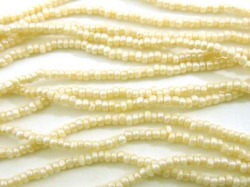 シャーロットビーズ 13/0 エッグシェル